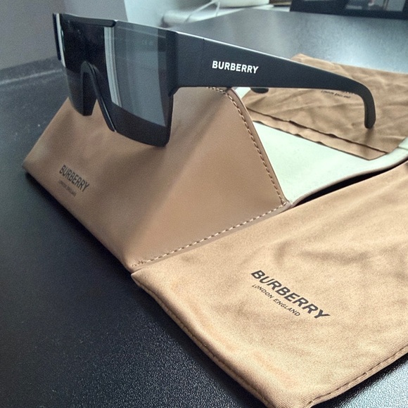 Burberry Black Rectangular Sunglasses - Picture 2 of 3